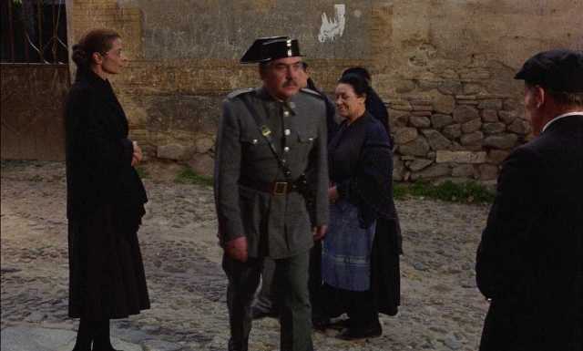 El humor de Buñuel viste a un gitano de guardia civil.