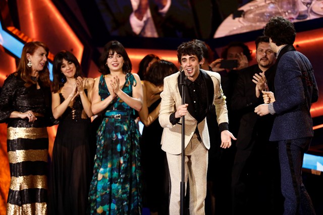 El equipo de La Llamada posa con el Premio Feroz a la Mejor Comedia. Premios Feroz 2018. Polideportivo Antonio Magarinos. Madrid. Madrid. Espana. 22 de Enero de 2018. 22-01-2018. Fotografo: Gonzalo Arroyo