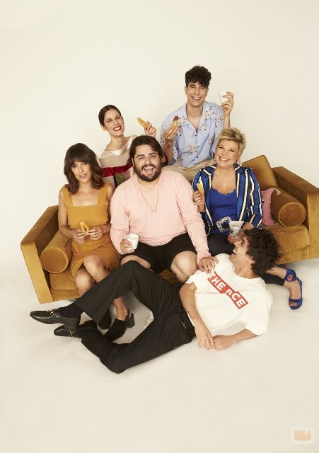 71377_posado-elenco-tercera-temporada-paquita-salas-creadores-javier-calvo-javier-ambrossi